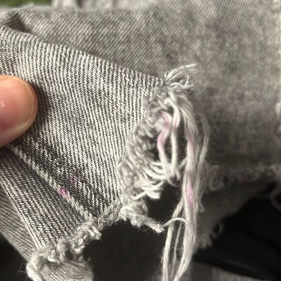 EUC AMERICAN EAGLE OUTFITTERS SIZE 4 MOM JEAN SHORT CUTOFFS DISTRESSED - Picture 10 of 12